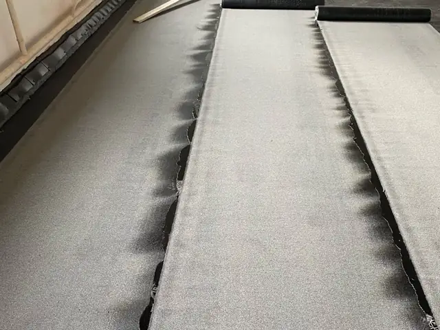 Asfaltové hydroizolační pásy položené na podlaze