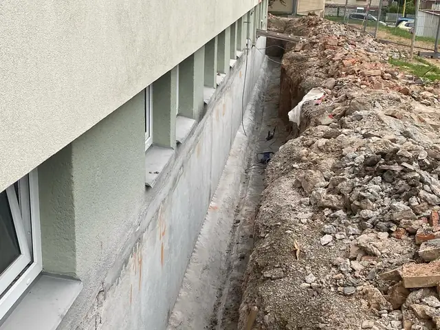 Odkopaná spodní stavba bytového domu v Jilemnici před hydroizolací