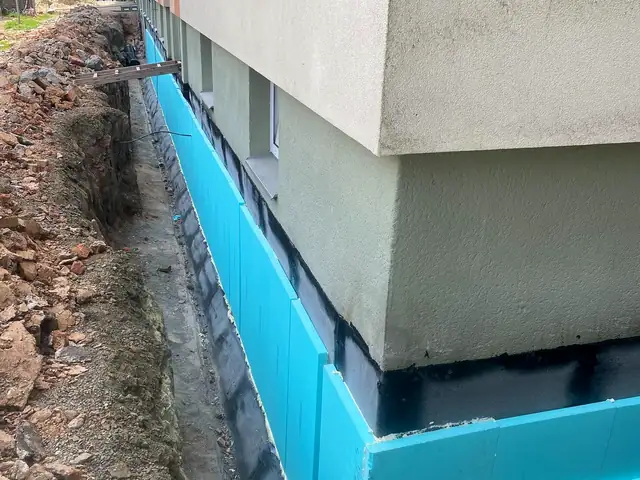 Nová hydroizolace a tepelná izolace soklu bytového domu v Jilemnici