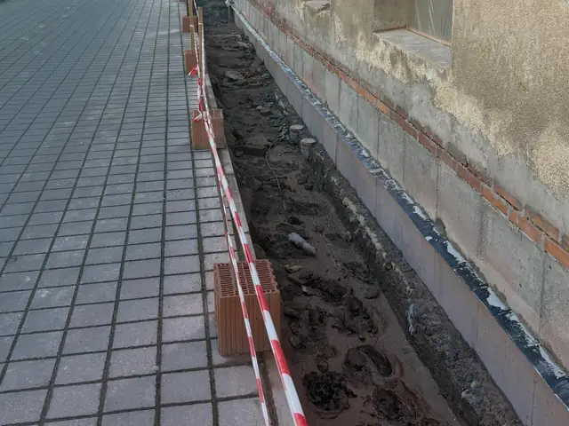 Podřezávání zdiva podél tovární budovy v Železném Brodě