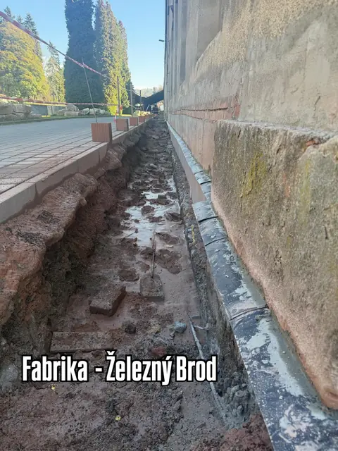 Proříznutá spára s vloženou izolací ve zdi továrny v Železném Brodě