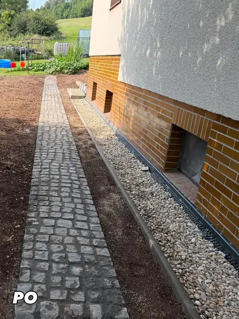 Izolace spodní stavby rodinného domu – hotovo, nový chodník a drenáž