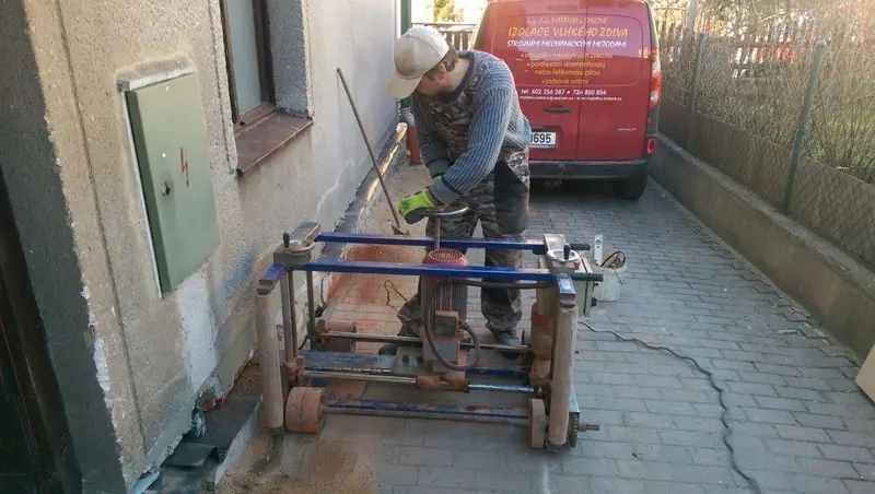 Řezání zdiva řetězovou pilou